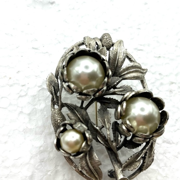 Vintage Silver Faux Pearl Brooch with Art Nouveau Design Floral Large Ornate Pin - Picture 6 of 12